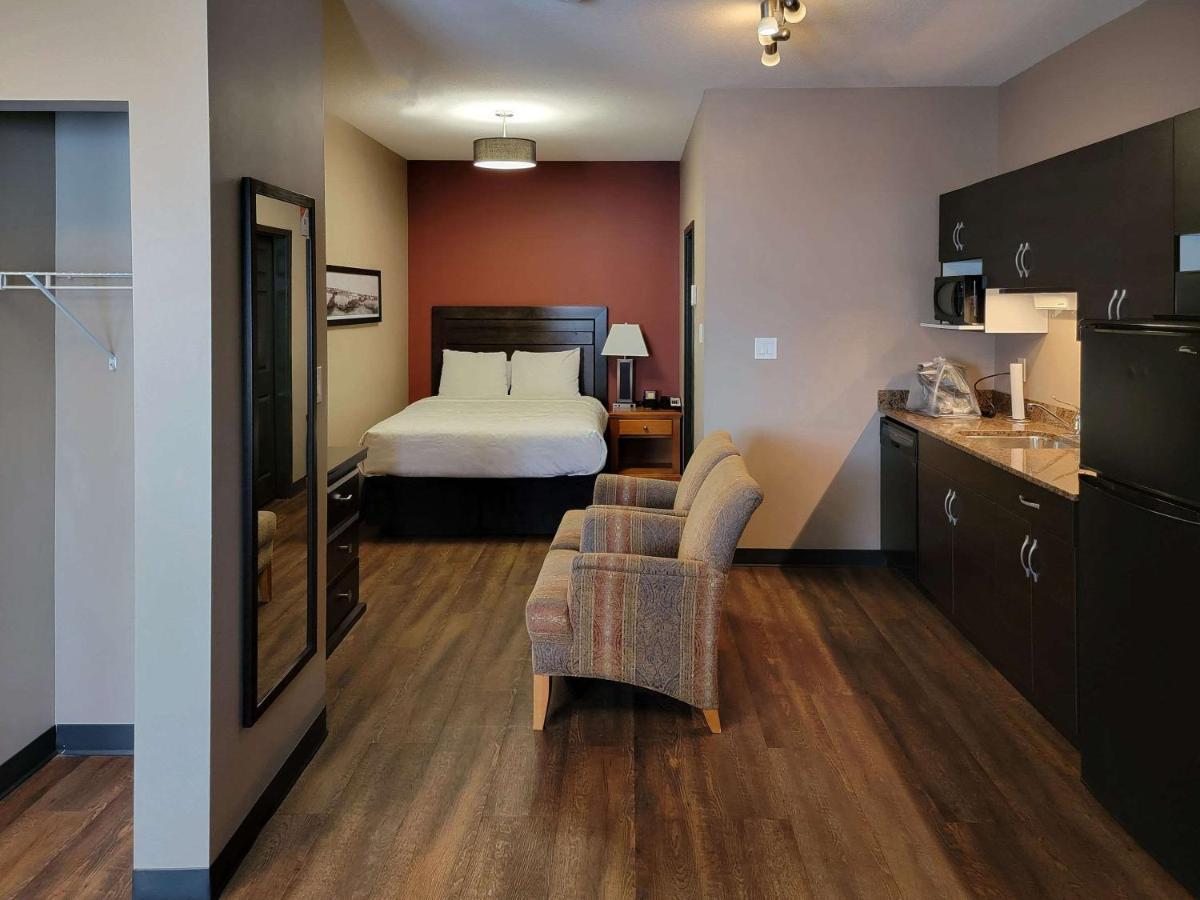 Quality Inn & Suites Saskatoon Exterior photo