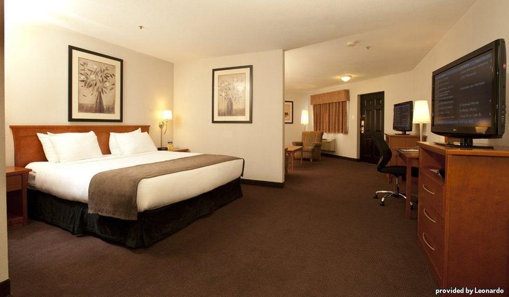 Quality Inn & Suites Saskatoon Room photo