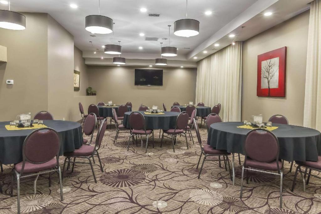 Quality Inn & Suites Saskatoon Exterior photo