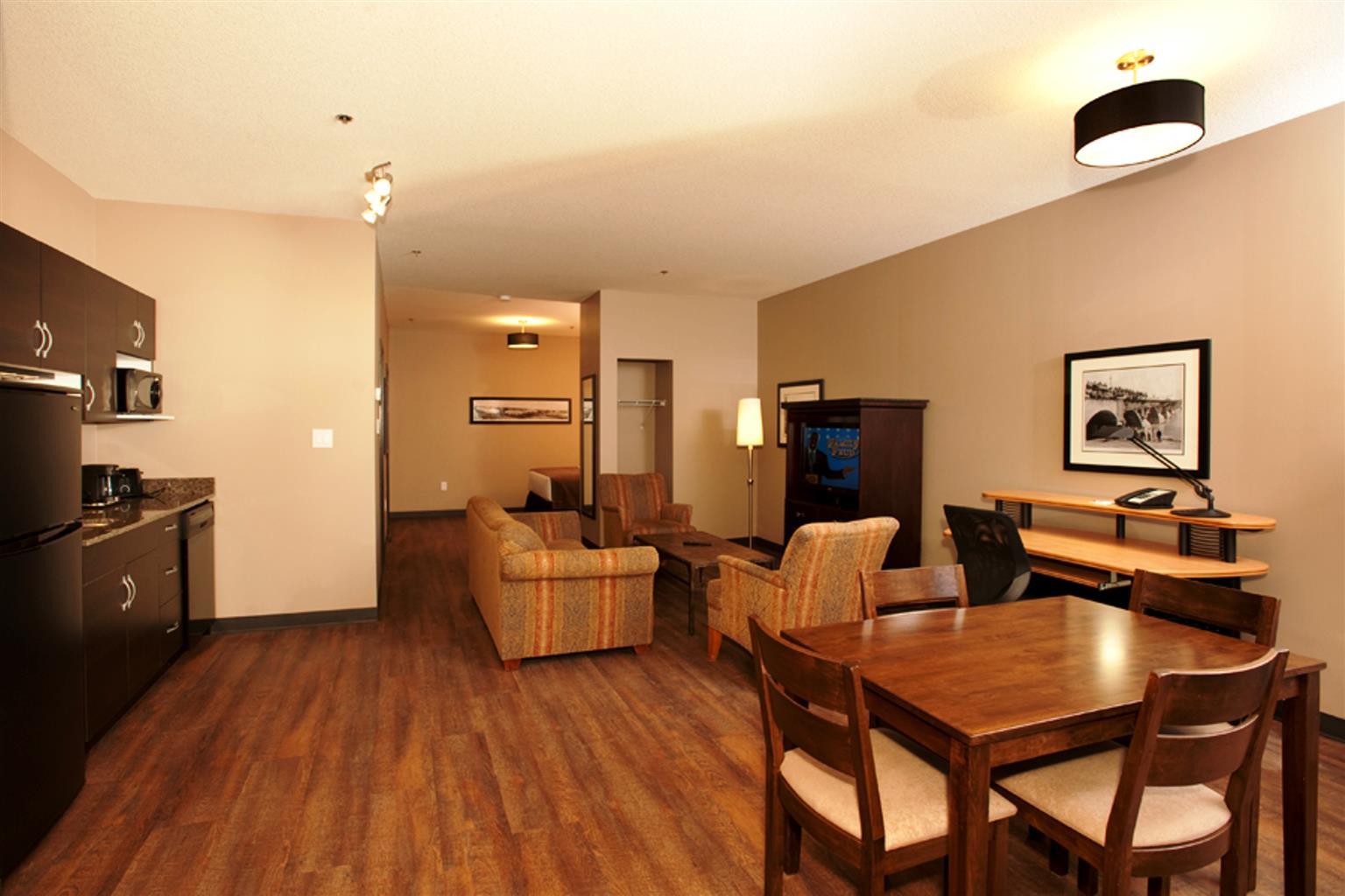 Quality Inn & Suites Saskatoon Exterior photo