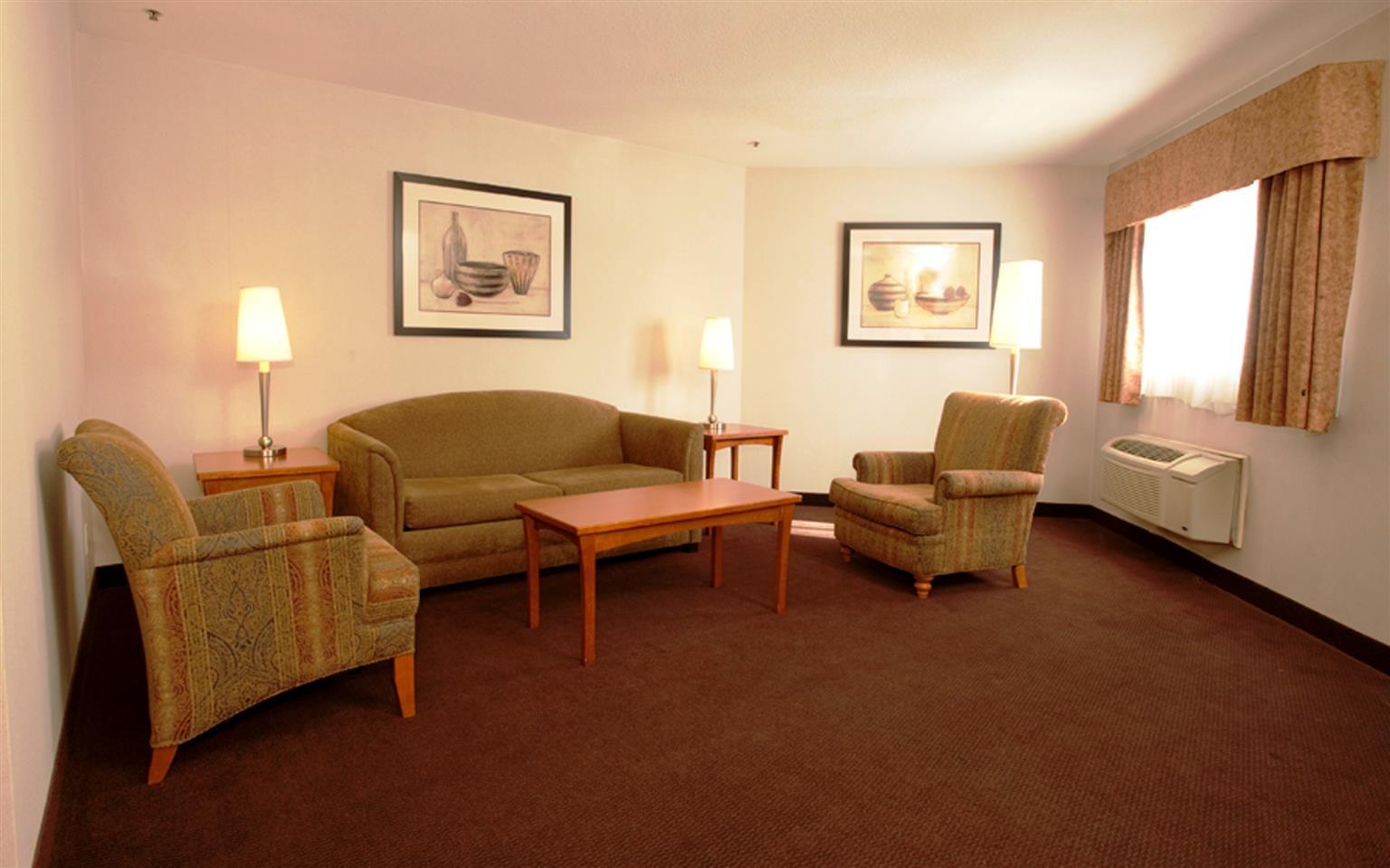 Quality Inn & Suites Saskatoon Exterior photo