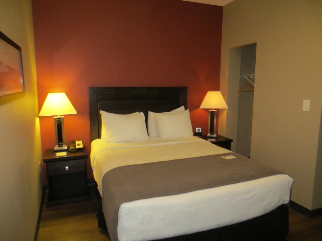 Quality Inn & Suites Saskatoon Exterior photo