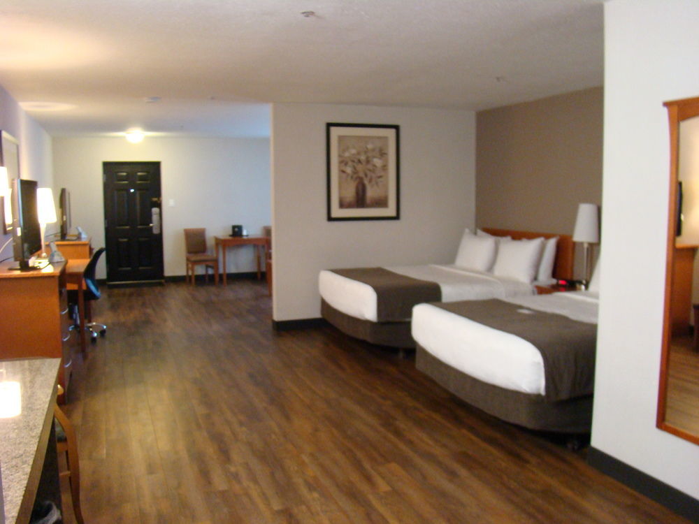 Quality Inn & Suites Saskatoon Exterior photo